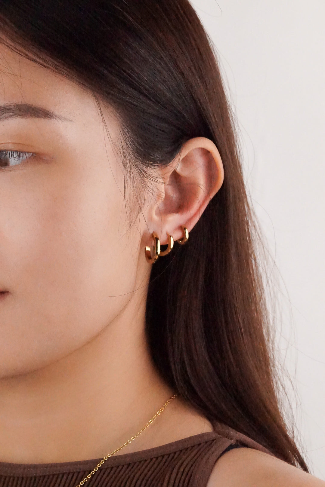 Oliva Essential Huggie Hoop Earrings